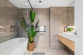 Scenic Beachside 3-bedroom with Water Views, Melbourne